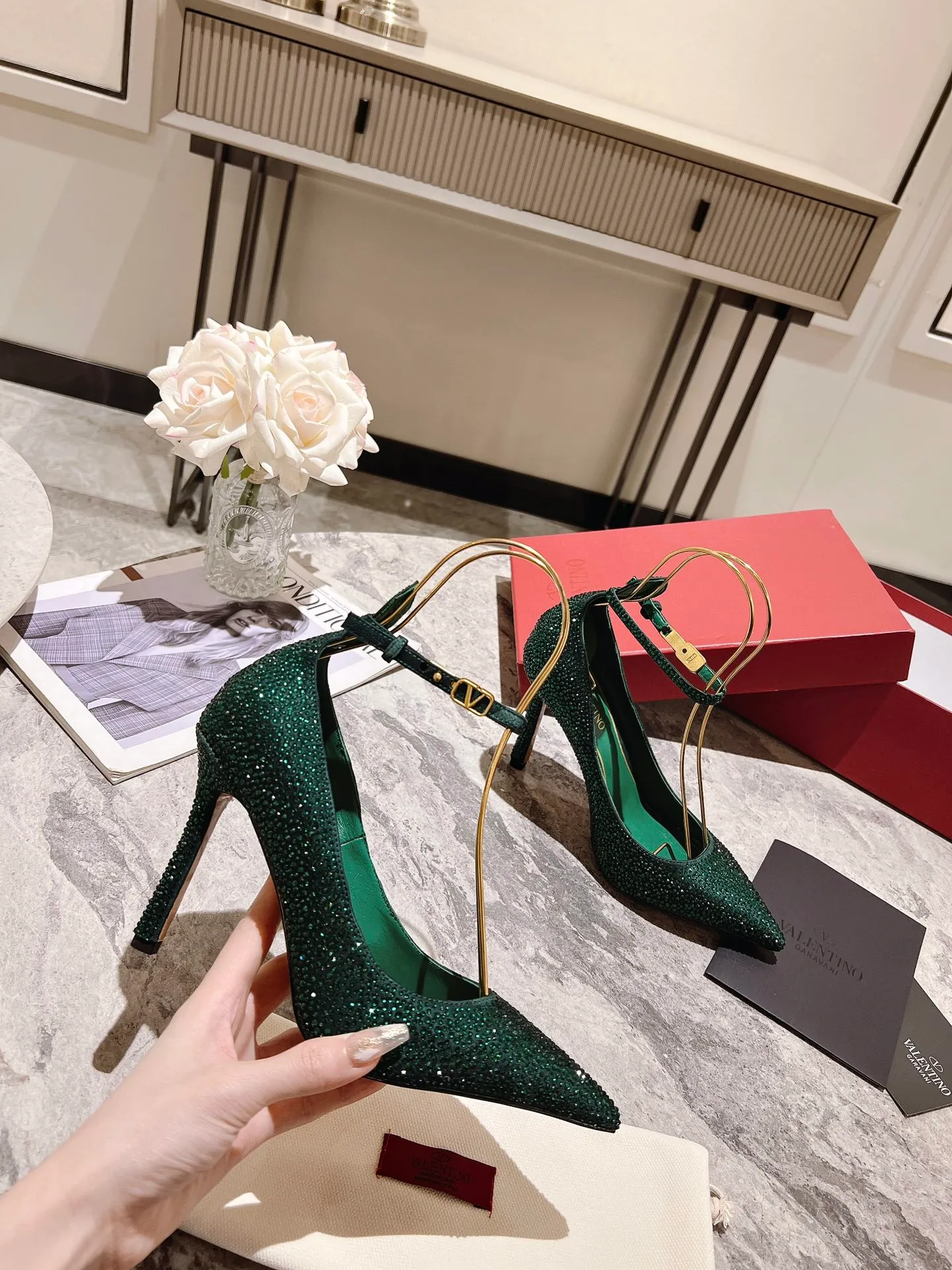 👟👟Ex-factory price 500👟👟 Genuine leather sole +40 Top version 𝑉𝐴𝐿𝐸𝑁𝑇𝐼𝑁𝑂 Valentino new spring and summer women's 6⃣️color "Czech Diamond💎" full diamond shoes The unique [V’s handcrafted diamond production] brings out a full sense of high-end, and the new season will live up to expectations! Worth buying★Absolutely high-grade❥Original method, Absolutely sensual❥Elegant style, creating a different feeling, simple and elegant style!  Code number: 35-41 (34-42 customized, non-returnable) Lining: Sheepskin lining Heel height: 10cm Leather outsole Rubber outsole